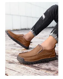 Nahaufnahme brauner Leder-Loafer mit Handnähten und dicker Gummisohle für Herren