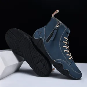 Nahaufnahme blauer Wildleder-Stiefel mit seitlichem Reißverschluss und rutschfester Sohle