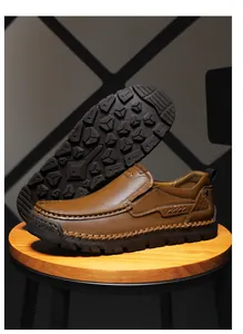 Details von braunen Leder-Loafers mit handgefertigten Nähten und rutschfesten Gummisohlen