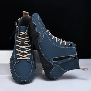 Detail von marineblauen Nubuk-High-Top-Boots mit weißen Nähten und seitlichem Reißverschluss