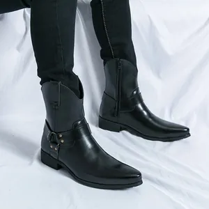 Schwarze Herren-Lederstiefel mit spitzer Kappe, Seitenreißverschluss und Metallschnalle