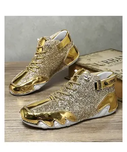 Dettaglio della sneaker alta con paillettes dorate, glitter e inserti in pelle metallizzata
