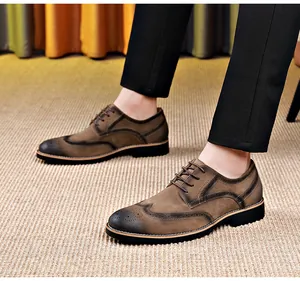 Detailansicht brauner Brogue-Schuhe aus Wildleder mit klassischen Flügelkappen-Verzierungen