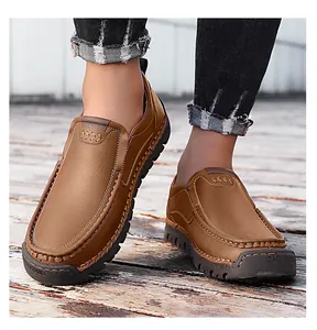 Nahaufnahme brauner Leder-Loafer mit Handnaht und dicker Gummisohle im Freien