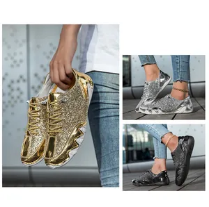 Makro-Detail von glitzernden Pailletten-Sneakern in Gold Silber und Schwarz mit dicken Sohlen