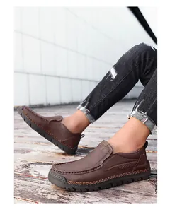 Detailaufnahme dunkelbrauner Leder-Loafer mit markanten Nähten und strapazierfähiger Gummisohle