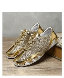 Detail von goldenen Pailletten-Sneakern mit Metallic-Finish und gewellter Gummisohle