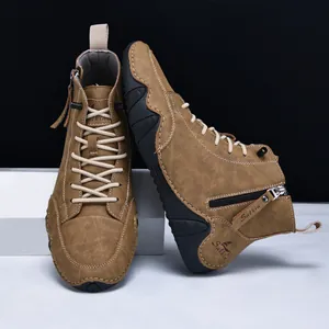 Braune hohe Freizeitschuhe mit Reißverschluss und mattem Leder auf weißem Sockel