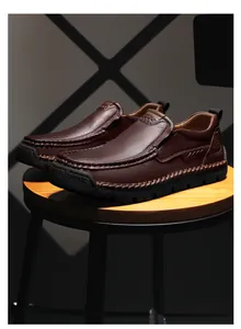 Detail eines dunkelbraunen Leder-Loafers mit Handnähten und robuster Gummisohle
