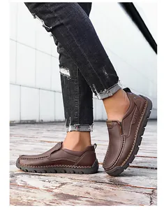 Makro-Detail brauner Leder-Loafer mit Handnaht-Details und rutschfester Gummisohle