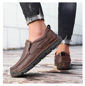Detailansicht der handgenähten Nähte bei braunen Leder-Slippern mit Gummisohlen