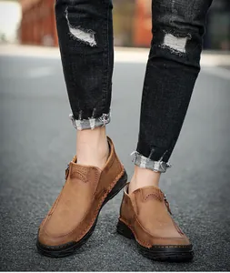 Detail brauner Lederstiefel mit Handnaht, seitlichem Reißverschluss und rutschfester Sohle
