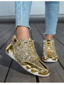 Dettaglio di sneaker alta con paillettes dorate, fibbia in metallo e suola bianca