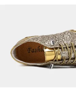 Makroaufnahme goldener Pailletten-Sneaker mit strukturiertem Futter und modischem Branding