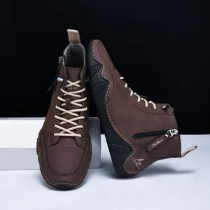 Nahaufnahme brauner Leder-Stiefeletten mit Reißverschluss und robuster Gummisohle