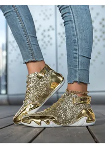 Dettaglio degli stivaletti glitter dorati con suola a onde e pannelli metallici lucidi