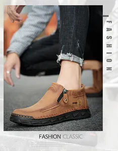 Makroaufnahme brauner Herren-Lederstiefel mit seitlichem Reißverschluss und Handnaht