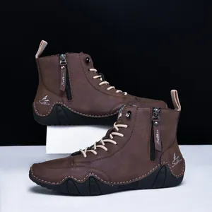 Detail von dunkelbraunen Leder-Stiefeletten mit seitlichem Reißverschluss und weißen Kontrastnähten