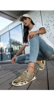 Nahaufnahme der goldenen Pailletten-Sneaker mit glitzerndem Material und weißer Plateausohle