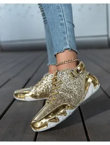 Macro di sneakers alte con paillettes dorate con fibbie metalliche e suole bianche spesse