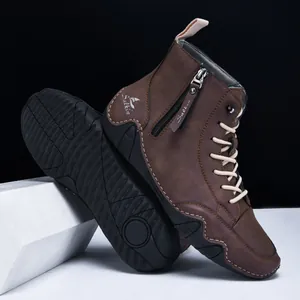 Detailansicht brauner High-Top-Stiefel mit weißen Nähten und robusten Reißverschlüssen
