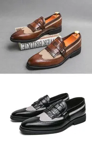 Λεπτομέρεια macro από ανδρικά brogue loafers με κρόσσια kiltie και αγκράφα monk strap