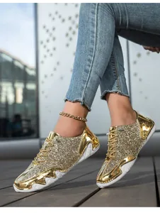 Nahaufnahme glitzernder goldener Sneaker mit Jeans für einen modischen Freizeit-Look