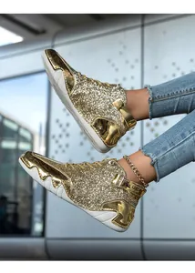 Sneaker alte dorate con finitura glitterata e cinturini con fibbia all'aperto
