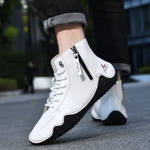 Detail eines weißen Leder-High-Top-Boots mit Metall-Reißverschluss und gewellter Sohle