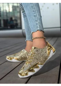 Detailansicht der goldenen Pailletten-Sneaker mit reflektierenden Metallic-Lederakzenten