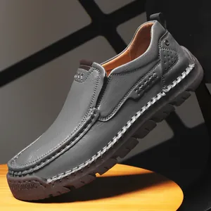 Dunkelgraue Slipper-Slipper aus Leder für Herren mit Gummisohle und Handnaht-Details