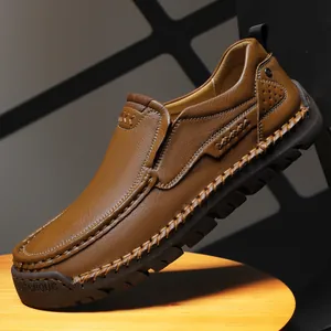 Braune Leder-Slipper für Herren mit Gummisohle und handgefertigten Nähten im Detail