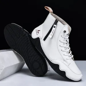 Detailansicht weißer Leder-High-Top-Boots mit Seitenreißverschluss und schwarzer Sohle