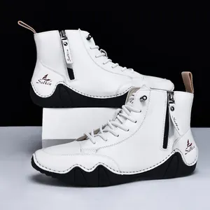 Detailansicht weißer High-Top-Lederstiefel mit seitlichem Reißverschluss und schwarzer Sohle