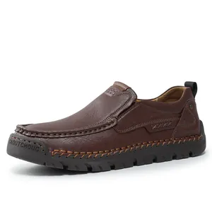 Dunkelbrauner Leder-Slipper mit Ziernähten und Gummisohle in der seitlichen Ansicht