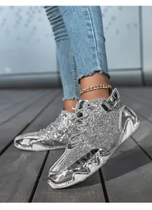 Stivali alti con paillettes argento, fibbia metallica e suola platform bianca