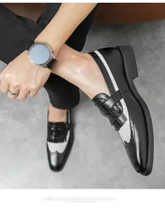 Κοντινό πλάνο ανδρικών παπουτσιών brogue με αντίθεση μαύρου-γκρι και λεπτομέρεια φράντζας