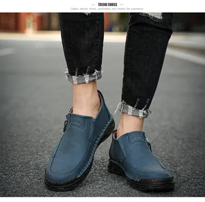 Detailansicht blauer Lederstiefel mit Handnaht und seitlichem Reißverschluss auf Straße