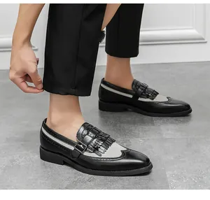 Λεπτομέρεια από ανδρικά παπούτσια brogue με κρόσσια και μεταλλική αγκράφα