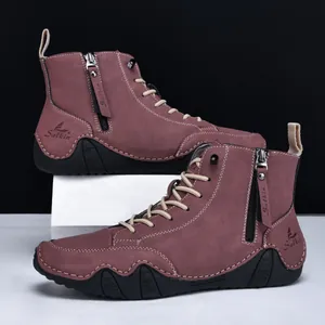Detail von weinroten Wildleder-High-Top-Boots mit Seiten-Reißverschluss und Wellensohle