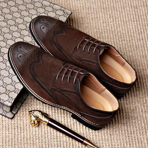 Klassische dunkelbraune Wildleder-Brogue-Schuhe mit Flügelkappe und stilvoller Schnürung