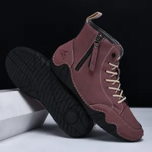 Details von weinroten Wildleder-Stiefeletten mit Reißverschluss, Schnürsenkeln und Gummisohle