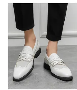 Κοντινό πλάνο από λευκά brogue loafers με κρόσσια και χοντρή μαύρη σόλα από καουτσούκ