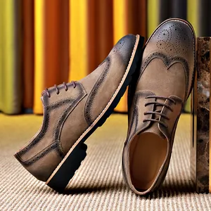 Braune Brogue-Schuhe aus Wildleder mit Flügelkappe und dicker schwarzer Gummisohle