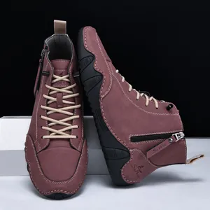 Detailaufnahme burgunderrote Herren-Wildleder-Stiefel mit Seitenreißverschluss und Schnürung