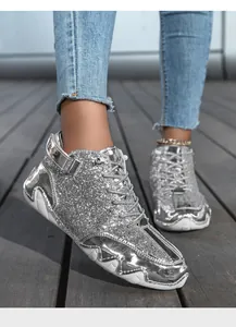 Dettaglio delle paillettes argento e dei pannelli metallici sulle sneakers alte