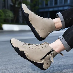 Dynamische Außenansicht khakifarbener High-Top-Boots mit Seiten-Reißverschluss und Profilsohle