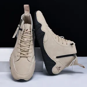Detail von beige Wildleder-Herrenstiefeln mit Seitenreißverschluss und Gummisohle