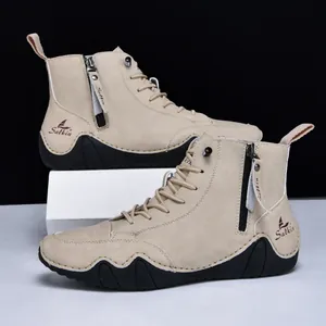 Detail von beigen Wildlederboots mit seitlichem Reißverschluss und schwarzer Wellengummisohle