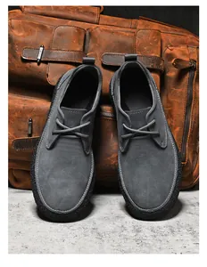 Dettaglio di scarpe casual in pelle scamosciata grigia con suole in gomma antiscivolo